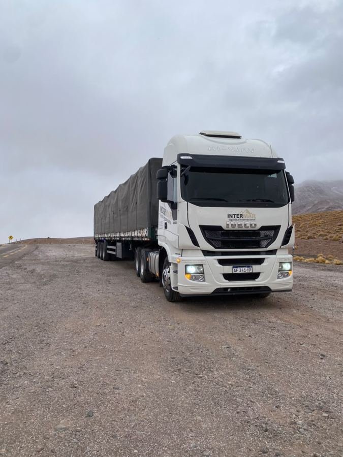 Camión INTERMAR cruzando la cordillera, ruta a Chile